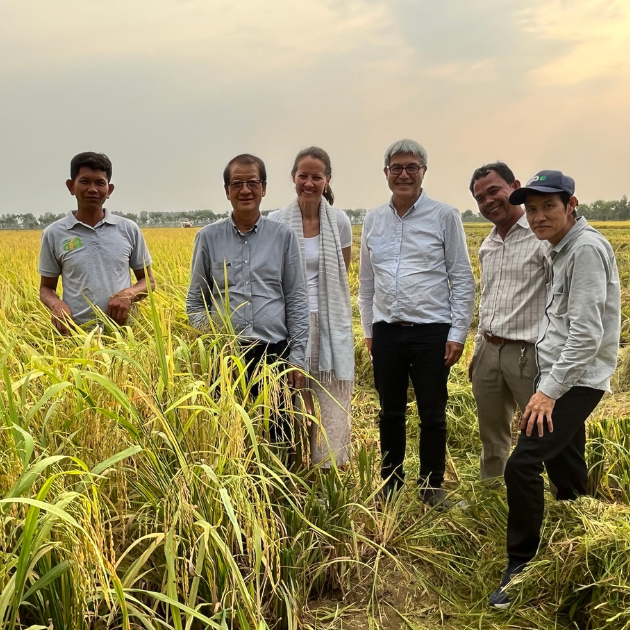 Inge Jacobs with rice farmers in a field