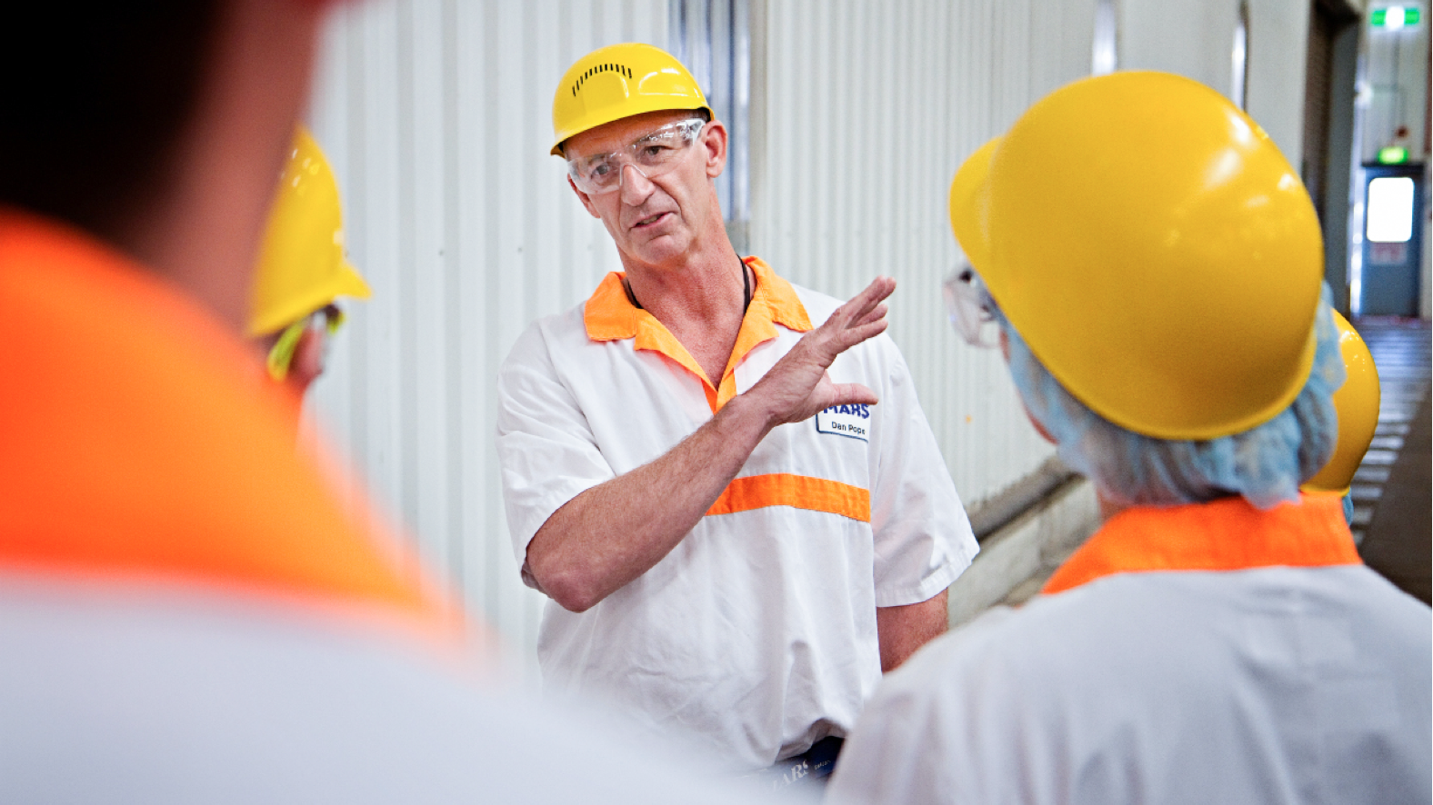 Associate leader talking to associate staff