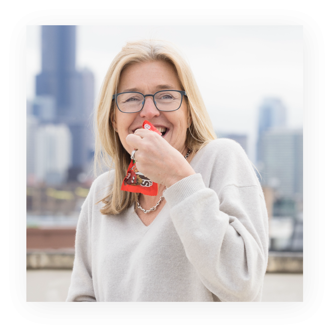 Amanda Davies headshot